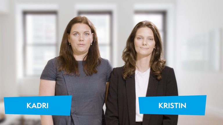 Video kaader: kaks kolleegi räägivad kaamerasse, ekraani allservas nende nimed