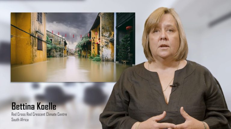 Video kaader: ekspert räägib, taustal üleujutuse pilt