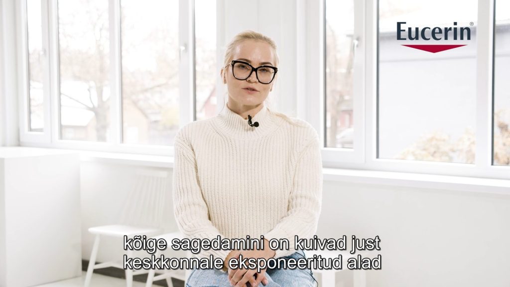 Video kaader: naine prillidega räägib, all eestikeelsed subtiitrid
