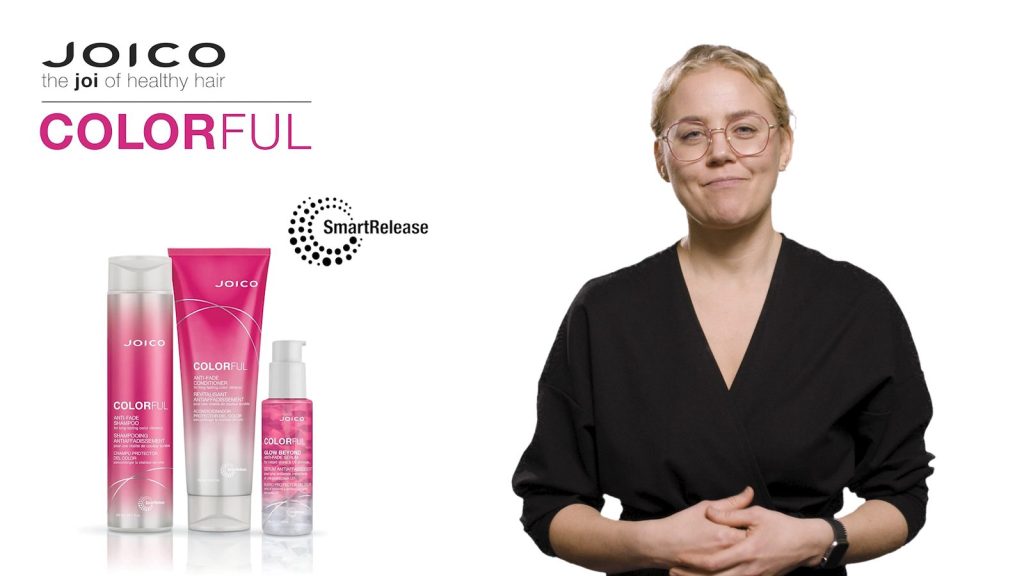 Tootekoolituse video kaader: koolitaja ja Joico juuksehooldustooted